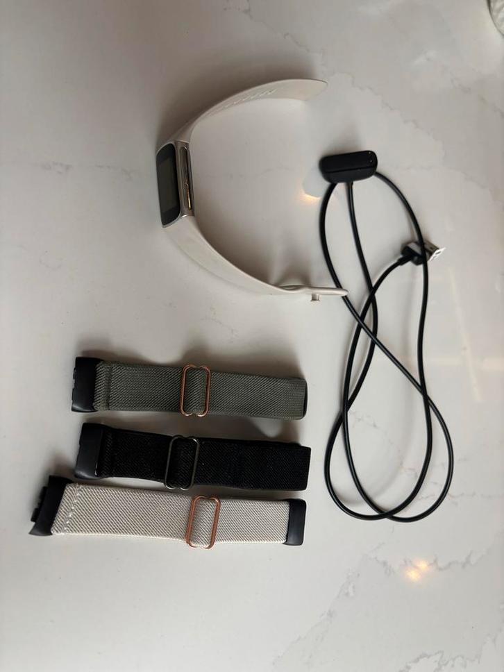 Fitbit Charge 6 - zo goed als nieuw, Sieraden, Tassen en Uiterlijk, Activity trackers, Zo goed als nieuw, Android, Zwart, Waterdicht