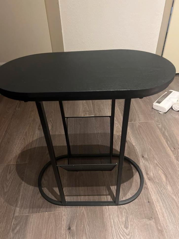 Kleine Zwarte Bijzettafel met Tijdschriftenrek, Huis en Inrichting, Tafels | Bijzettafels, Zo goed als nieuw, Ovaal, Minder dan 45 cm
