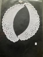 Vintage katoenen kraagje met witte motieven op wit € 3,50, Verzenden