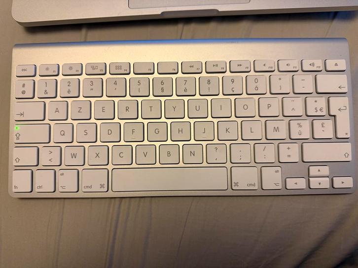 Apple A1314 Azerty ingesteld als Qwerty toetsenbord, Computers en Software, Toetsenborden, Zo goed als nieuw, Qwerty, Draadloos