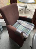 Gratis. Comfortabele bruine leunstoel met lederen details, Ophalen, Gebruikt, Stof, 75 tot 100 cm