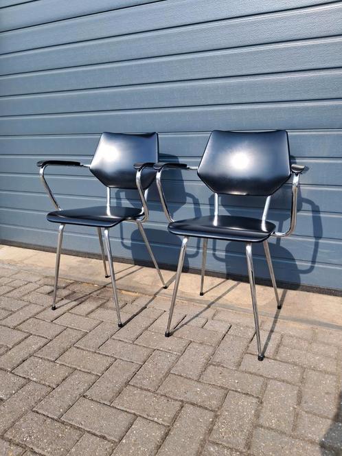 Vintage industriële stoelen met bakelieten armleuningen., Huis en Inrichting, Stoelen, Gebruikt, Twee, Leer, Metaal, Zwart, Ophalen