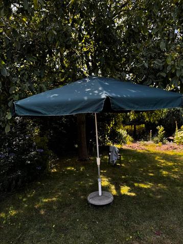 Parasol groot ongeveer 3 mtr breed beschikbaar voor biedingen