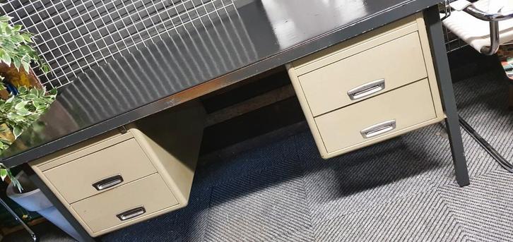 stoer vintage industrieel bureau van metaal, Huis en Inrichting, Bureaus, Gebruikt, Bureau, Ophalen