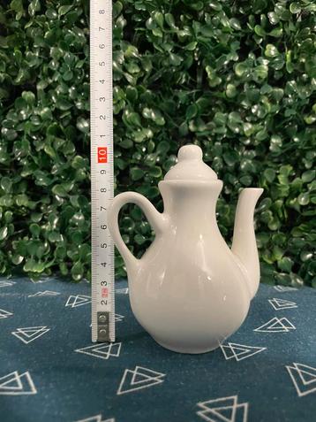 Kleine Witte Porseleinen oliekannetjes beschikbaar voor biedingen