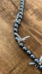 Aparte ketting met strikjes - Nieuw!, Sieraden, Tassen en Uiterlijk, Kettingen, Nieuw, Ophalen of Verzenden, Grijs, Overige materialen