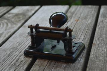 Antieke perforator, met opvang! beschikbaar voor biedingen