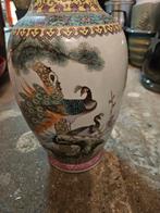 Vintage Chinese Vaas met Pauwen, Antiek en Kunst, Antiek | Vazen, Ophalen of Verzenden