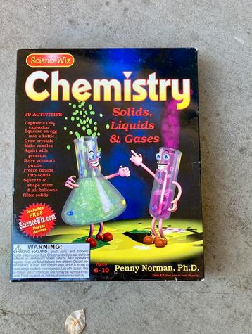 Chemistry boek met proefjes beschikbaar voor biedingen