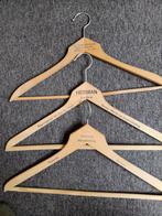 Oude Houten Kledinghangers met Opdruk, Ophalen of Verzenden