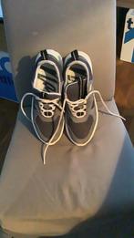 Unisex Sneaker te koop alleen gedragen om in proef te lopen., Kleding | Heren, Schoenen, Overige kleuren, Ophalen of Verzenden