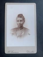 cdv carte de visite dame kapsel Drachten R Lammers 1899, Verzamelen, Verzenden, Foto, Klederdracht, Zo goed als nieuw
