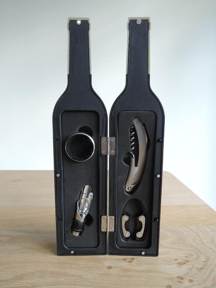 wijnfles met wijn accessoires erin (opener, druppelring), Huis en Inrichting, Keuken | Keukenbenodigdheden, Nieuw, Ophalen of Verzenden