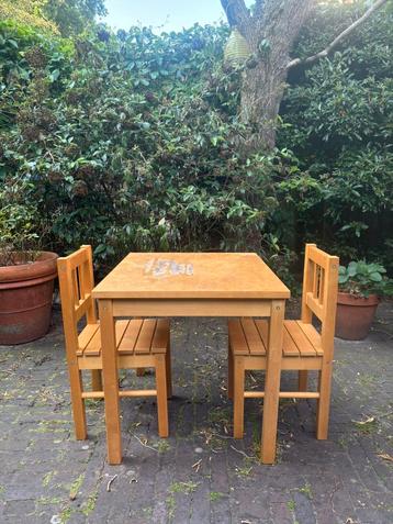 Kinderset tafel en 2 stoeltjes (hout) beschikbaar voor biedingen