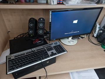 Gratis PC met scherm, toetsenbord, muis en speakers.