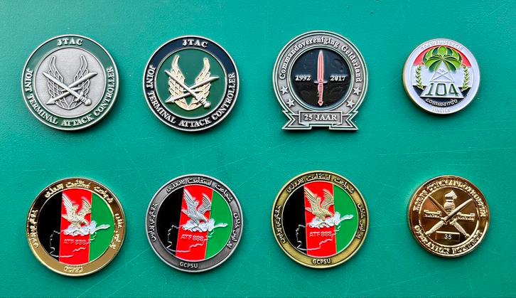 8 coins Korps Commandotroepen in 1 koop., Verzamelen, Militaria | Algemeen, Landmacht, Embleem of Badge, Nederland, Ophalen of Verzenden