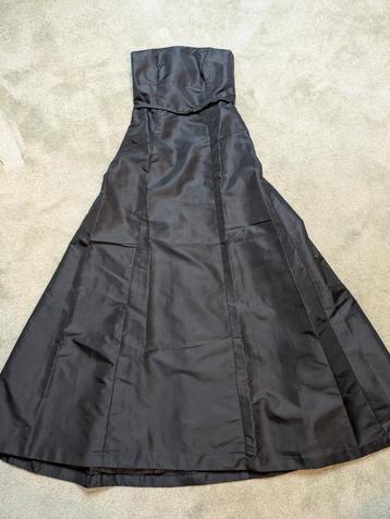 Elegante Zwarte Jurk met rood jasje beschikbaar voor biedingen