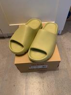 YEEZY SLIDE ‘RESIN’ MAAT 44, Kleding | Heren, Schoenen, Nieuw, Slippers, Ophalen of Verzenden, Bruin