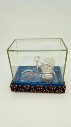 Oud miniatuur van een man op de riksja in Indonesië., Antiek en Kunst, Verzenden