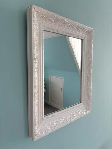 Mooie witte spiegel 43x35 cm beschikbaar voor biedingen