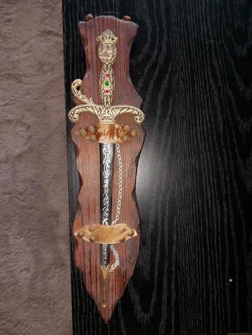 Decoratieve Zwaard met Houten Plaat beschikbaar voor biedingen
