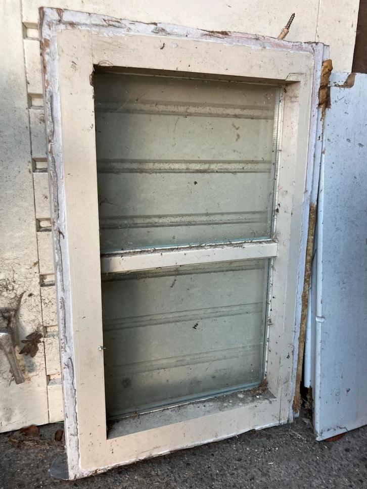 Klein Hardhouten Raam - 77x50cm, Doe-het-zelf en Verbouw, Glas en Ramen, Gebruikt, Gevelraam of Ruit, Minder dan 80 cm, Ophalen