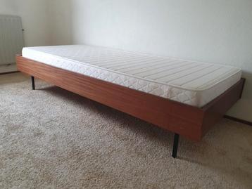 Vintage eenpersoonsbed frame beschikbaar voor biedingen