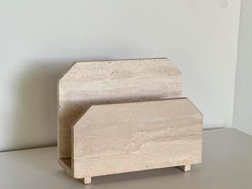 Travertine krantenhouder beschikbaar voor biedingen