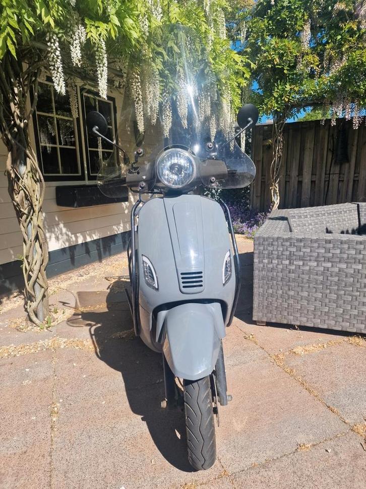 FULL OPTIONS MOMO MORINO50 SCOOTER 45KM, Fietsen en Brommers, Snorfietsen en Snorscooters, Zo goed als nieuw, Overige merken, Ophalen