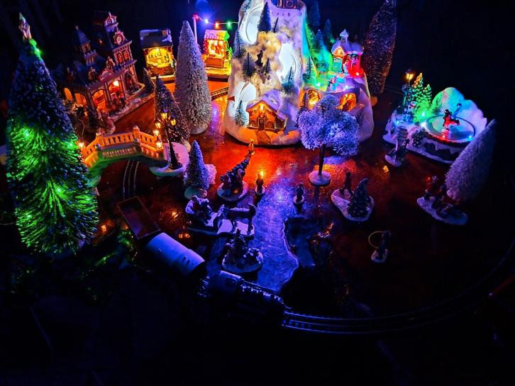 Winterdorp muziek, locomotief en station etc slechts 150€, Diversen, Kerst, Zo goed als nieuw, Ophalen of Verzenden