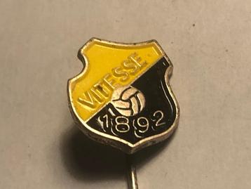 Metalen VITESSE 1892 VOETBALCLUB ARNHEM Speld (Geel/Zwart).  beschikbaar voor biedingen