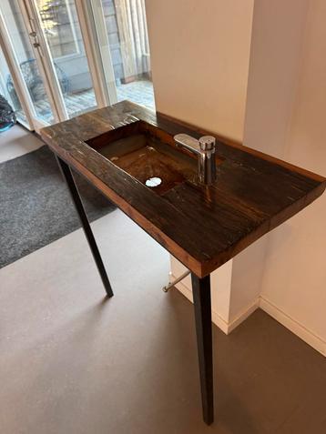 Mooie houten wastafel met stalen wasbak (90x35 cm) beschikbaar voor biedingen