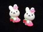 OPRUIMING - Konijntjes met aardbeien flatback ~ 27 mm, Ophalen of Verzenden, Nieuw, Kraal