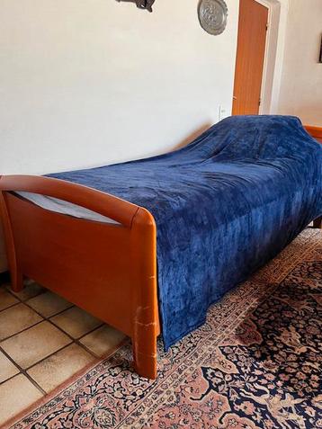 Senioren bed met nachtkasje beschikbaar voor biedingen