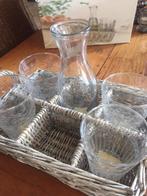 Waterkruik met 4 glazen in rietenmandje, nieuw in verpakking, Huis en Inrichting, Woonaccessoires | Overige, Nieuw, Ophalen