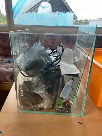 Aquarium met pomp en lamp en zand beschikbaar voor biedingen