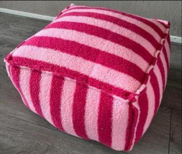 Nieuwe Roze Poef (zoet en vintage Veenhuizen) beschikbaar voor biedingen