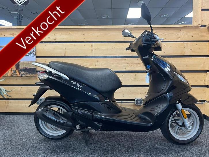 Piaggio Bromscooter Fly 4T (BLACK november NU 10% korting), Fietsen en Brommers, Scooters | Piaggio, Gebruikt, Fly, Benzine