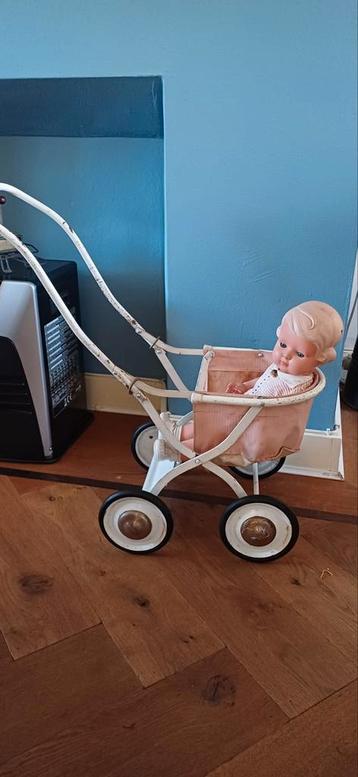 Antieke poppenwagen  beschikbaar voor biedingen