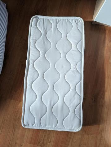 Kleine babymat beschikbaar voor biedingen