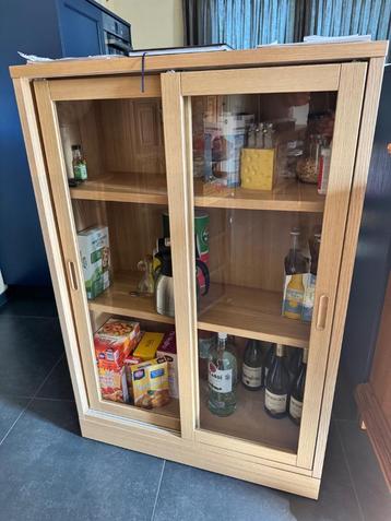vitrinekastje met schuifdeuren beschikbaar voor biedingen