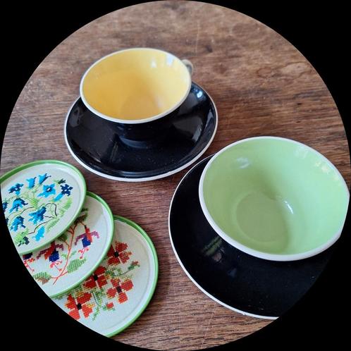 Set Digoin Sarreguemines kop en schotel zwart groen geel 30s, Antiek en Kunst, Antiek | Servies los, Ophalen of Verzenden