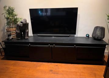 Grote, zwarte, industriele tv kast beschikbaar voor biedingen