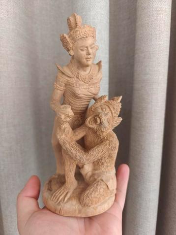 Sandelwood houtsnijwerk Hanuman Sita  Bali Indonesië beeld beschikbaar voor biedingen
