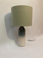 Tafellamp met jadegroene vilten kap en keramieken voet, 50 tot 75 cm, Nieuw, Scandinavisch, Ophalen of Verzenden