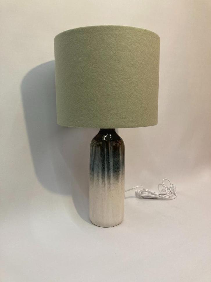 Tafellamp met jadegroene vilten kap en keramieken voet, Huis en Inrichting, Lampen | Tafellampen, Nieuw, 50 tot 75 cm, Stof, Overige materialen