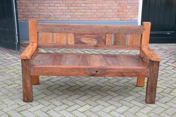 Stoere tuinbank van hardhout beschikbaar voor biedingen