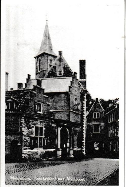 MIDDELBURG - KOORKERKHOF met ABDIJPOORT, Verzamelen, Ansichtkaarten | Nederland, Ongelopen, Zeeland, Ophalen of Verzenden