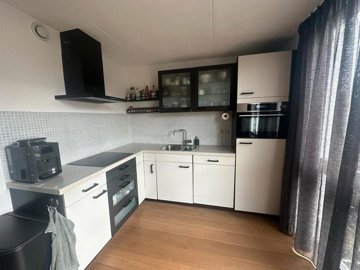 Nette keuken met composiet blad & inbouwapparatuur, Huis en Inrichting, Keuken | Complete keukens, Gebruikt, Hoekkeuken, Wit, Composiet