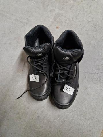 Bouw schoenen.  beschikbaar voor biedingen